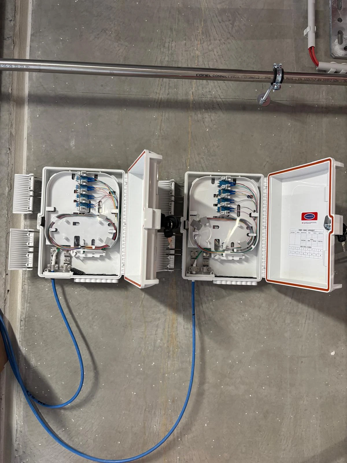 Offene Spleißbox mit sauber geführten Pigtails im Innenbereich