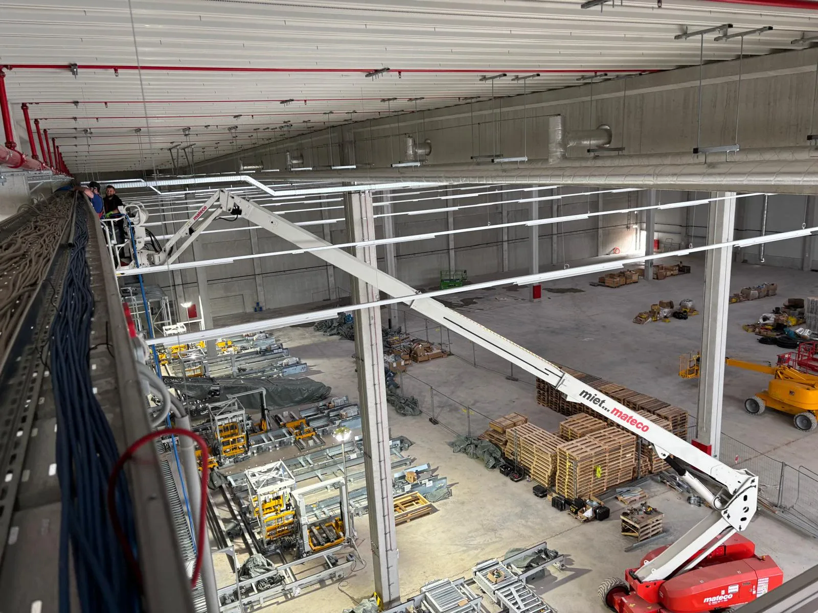 Installation von Kabeltrassen und Netzwerkinfrastruktur in einer grossen Industriehalle