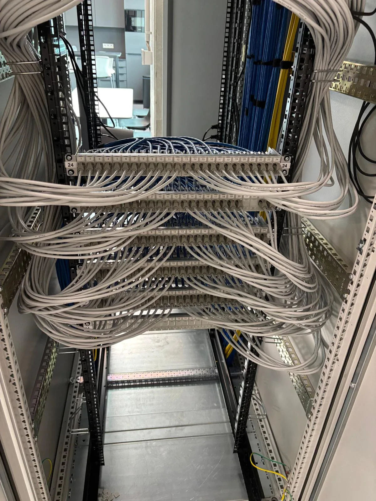 Sauber strukturiertes Patchpanel und Netzwerkkabel in einem Rack