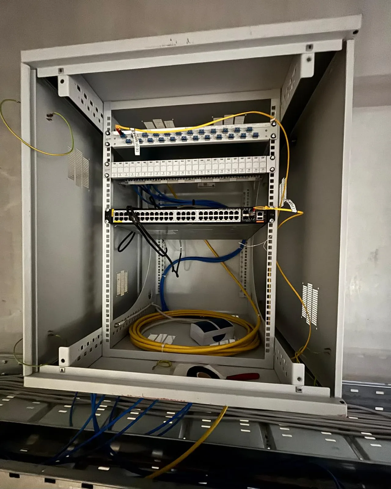 Wandrack mit Switch, Patchpanel und Leitungsfuehrung